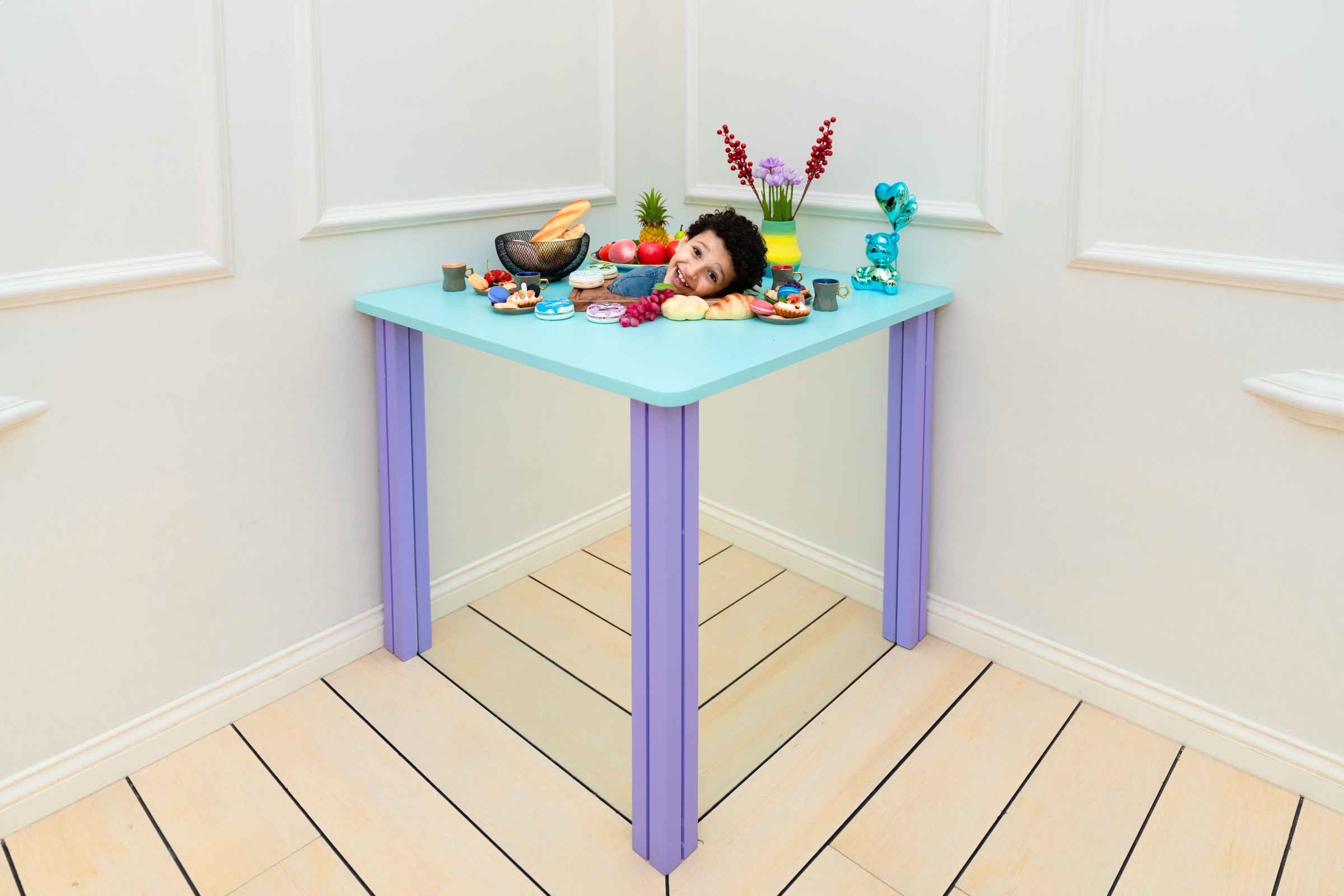 Visiteurs découvrant des illusions d'optique à illusion Nantes