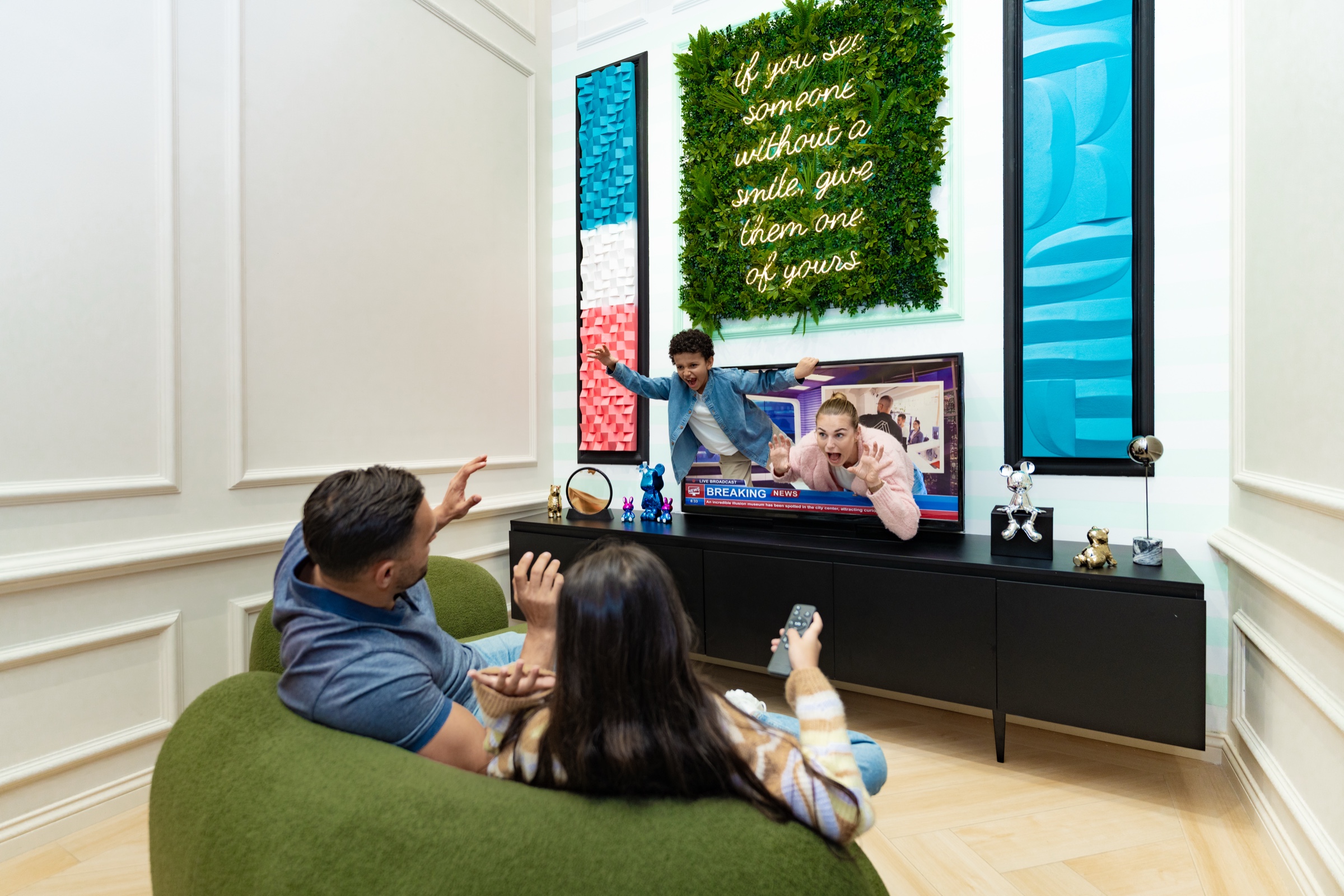 Enfants émerveillés par une exposition interactive à illusion Nantes